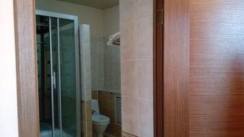 Shower, perlengkapan mandi gratis, pengering rambut, dan sandal