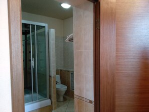 Shower, free toiletries, hair dryer, slippers - RISE (Almaty)