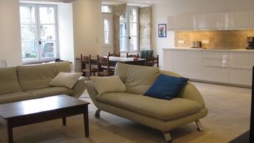 Televisión, reproductor de DVD, libros, estéreo