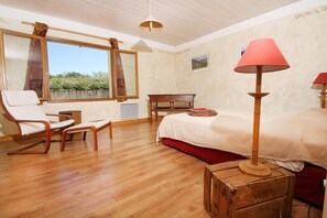 3 slaapkamers, een strijkplank/strijkijzer, reisbedje, gratis wifi