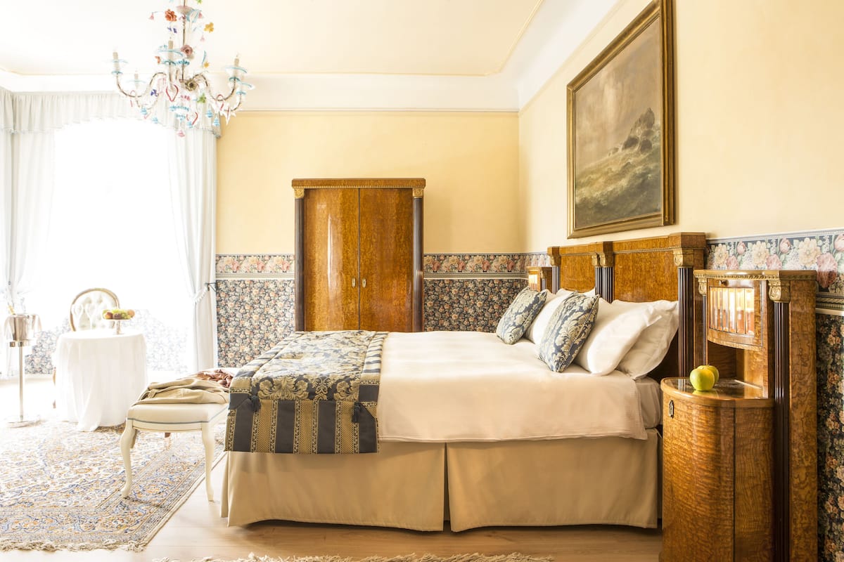 Ropa de cama de alta calidad y minibar 