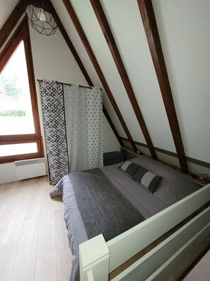 1 slaapkamer, een strijkplank/strijkijzer, wifi