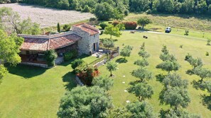 Exterior - Old sheepfold of the 18th restored with great taste in the middle of lavender (Lardiers)
