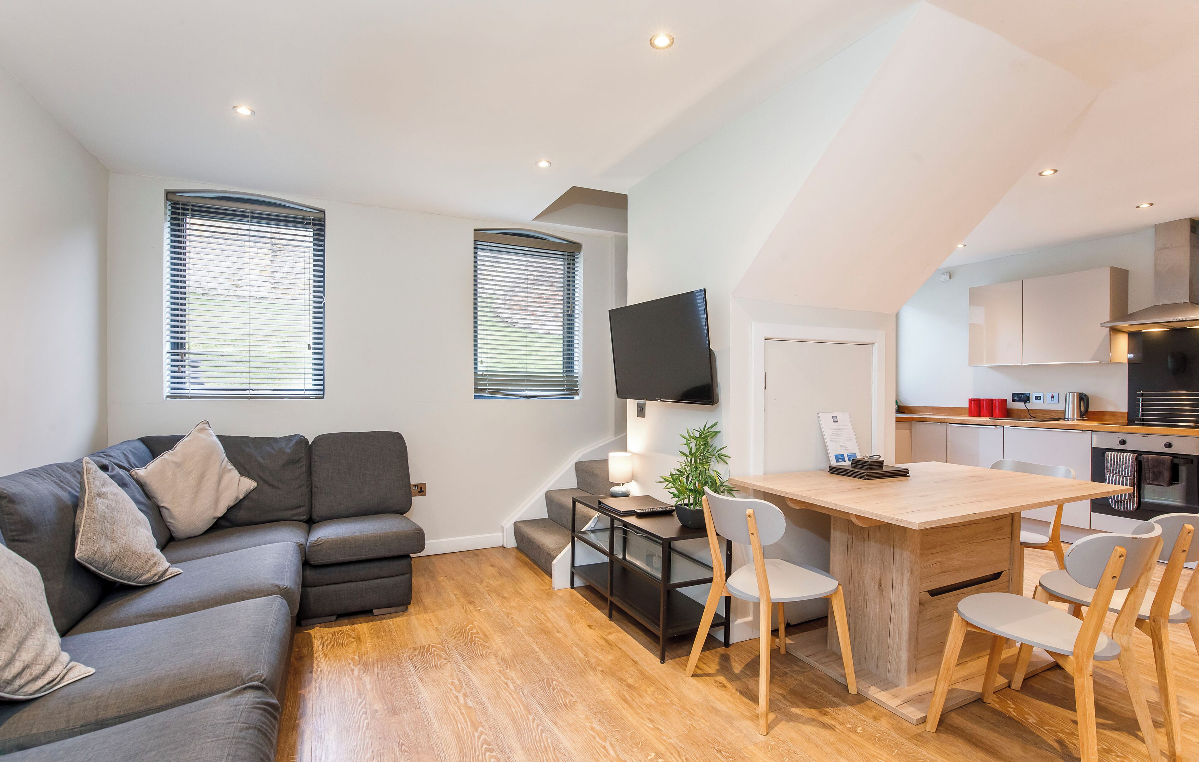 Un apartamento moderno con sala de estar, comedor y cocina.