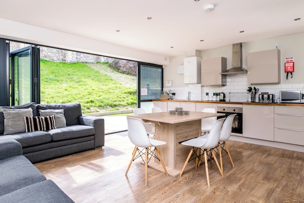 Huoneisto, 4 makuuhuonetta (No 3 Split Level) | 3 makuuhuonetta, silitysrauta/-lauta, ilmainen Wi-Fi, vuodevaatteet