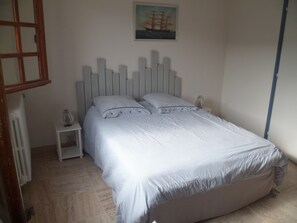 5 habitaciones, escritorio, tabla de planchar con plancha y wifi 