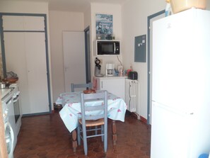 Frigorífic, microones, forn i placa de cuina