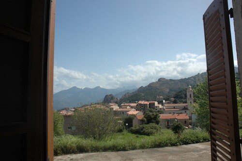 Grande villa de famille.A 5mn à pied du charmant village de Piana
