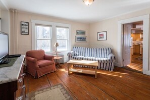 TV, offices - Waterfront w/ views on Blackfish Creek! (Wellfleet)