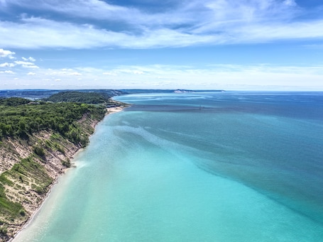 Plage. Lake Bluff Preserve Spruce Cottage pour 22 personnes avec vue sur le lac Michigan au coucher du soleil
