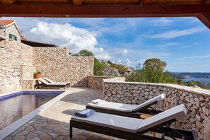 Een buitenzwembad en een verwarmd zwembad