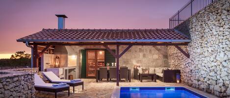 Piscina a l'aire lliure i piscina climatitzada