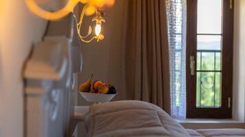 Una scrivania, tende oscuranti, insonorizzazione