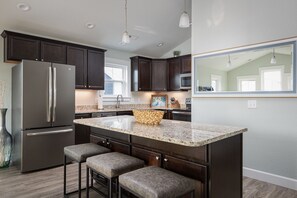 Jääkaappi, mikroaaltouuni, uuni, liesi