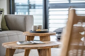 Fernseher, DVD-Player, Bücher, Musikbibliothek