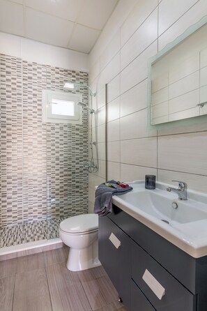Shower, free toiletries, hair dryer, towels - ★ Avra Suite _ 1BR in city center - 50m to Beach (Hersonissos, Crete)