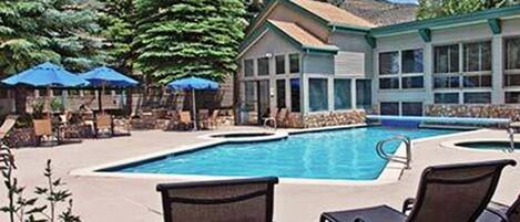 من حمّامات السباحة المغطاة، حمّام سباحة خارجي