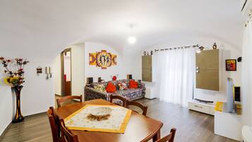 Căn hộ, 2 phòng ngủ | Phòng khách | TV LED