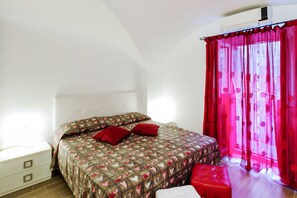 Apartment, 2 Bedrooms | 2 bedrooms, free WiFi, bed sheets - Catania Central Flat (Catania)