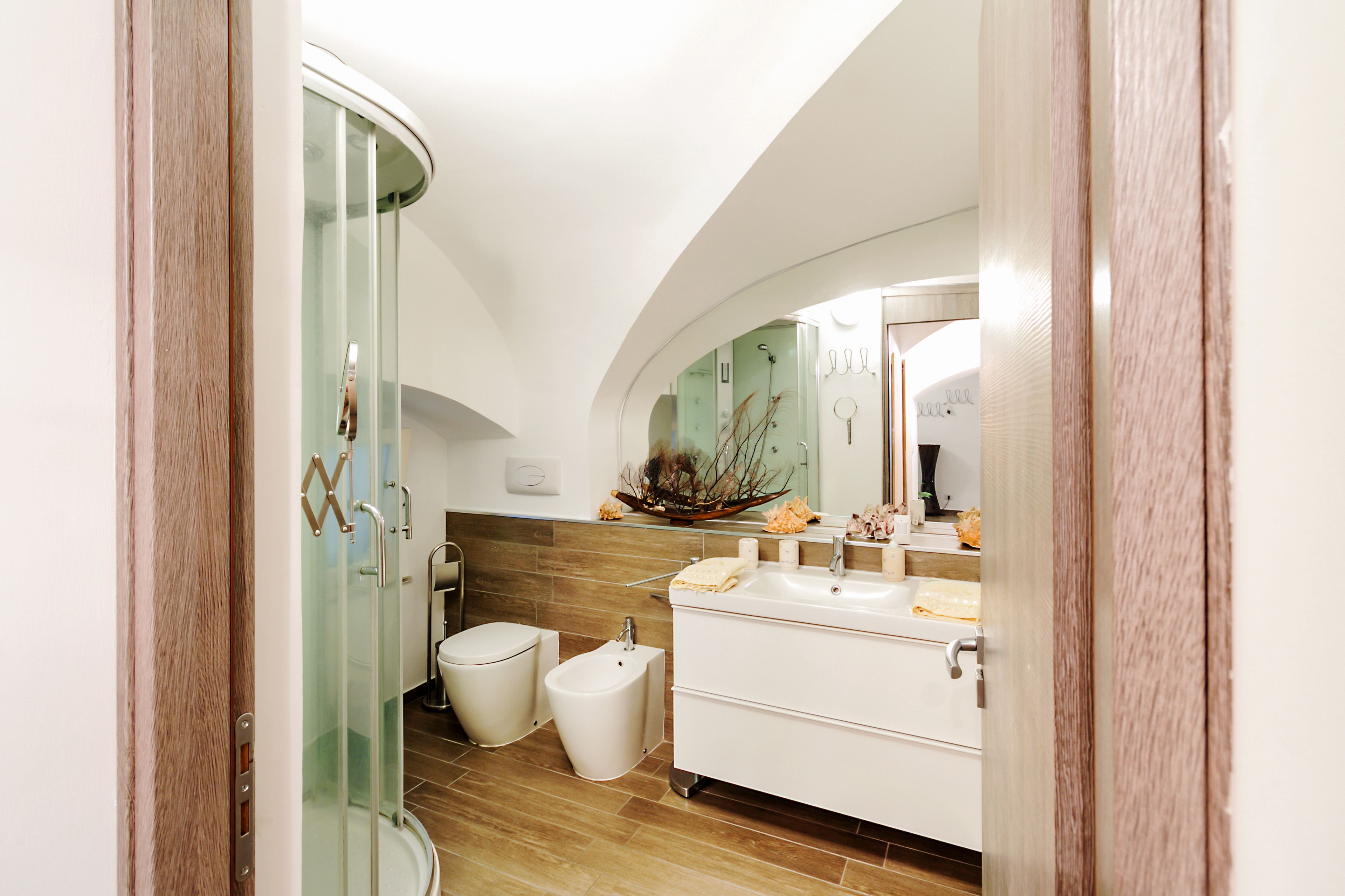 Ducha, secador de pelo, bidet, toallas