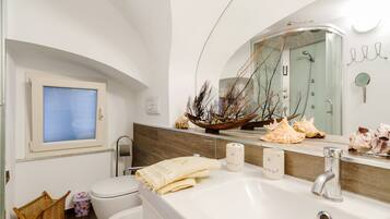 Căn hộ, 2 phòng ngủ | Phòng tắm | Buồng tắm vòi sen, máy sấy tóc, chậu vệ sinh/vòi rửa, khăn tắm