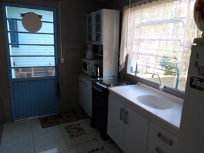 Geladeira, micro-ondas, cooktop, cafeteira/chaleira