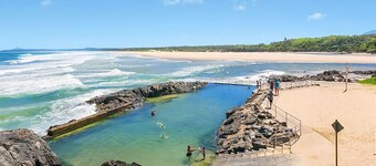 Solitaire 1 is a spacious two bedroom apartment in central Sawtell, walking distance to the beach