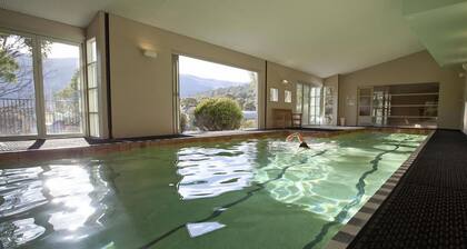 Kickenback Chalet - 2BR Chalet l Gym l Indoor Pool l Tennis Court l WiFi l Air-Con