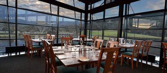 Kickenback Chalet - 2BR Chalet l Gym l Indoor Pool l Tennis Court l WiFi l Air-Con