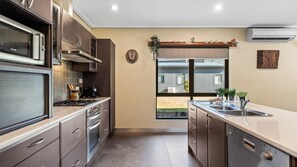Kühlschrank, Mikrowelle, Ofen, Geschirrspüler