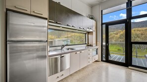 Frigorífico, microondas, placa de cocina y lavavajillas