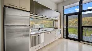 Geladeira, micro-ondas, cooktop, lava-louças
