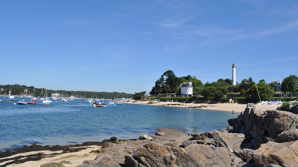 A coastal scene with a lighthouse, rocky shoreline, and boats in the water. - House 200m from the sea in BENODET - 4 bedrooms: all on foot! (Bénodet)