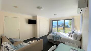 1 bedroom, bed sheets