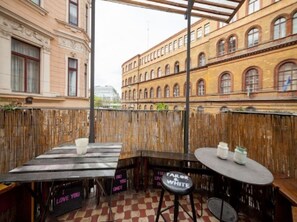 Outdoor dining - Great apartment for groups (Budapest)
