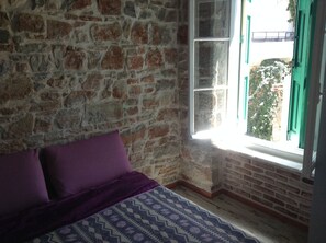 2 soverom, skrivebord, strykejern/-brett og wi-fi (inkludert)