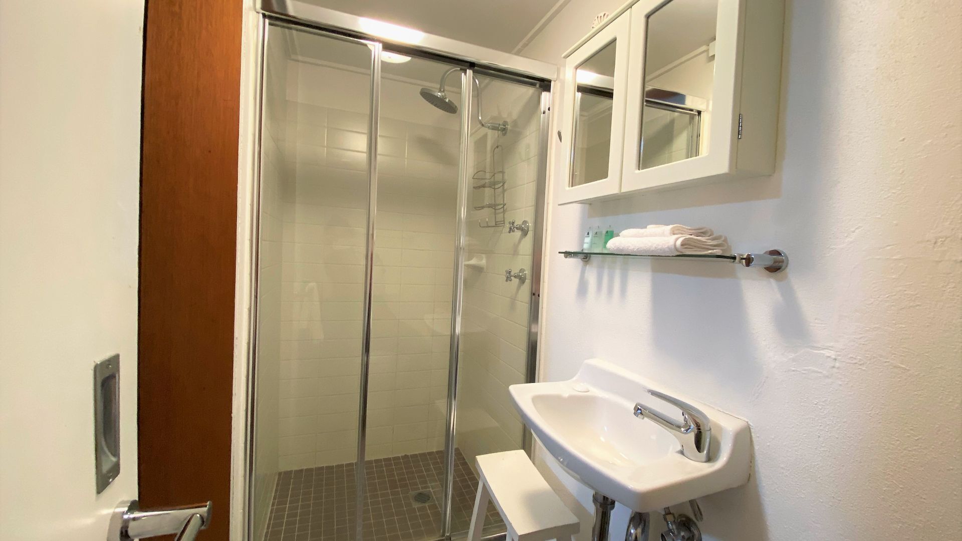 Regadera y amenidades de baño gratuitas 