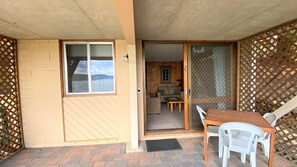 Outdoor dining - Seeblick 2 - 1BR Lakefront Apartment l Central Location l Off-Street Parking (JINDABYNE)