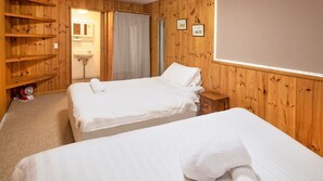 1 bedroom, iron/ironing board, bed sheets - Seeblick 2 - 1BR Lakefront Apartment l Central Location l Off-Street Parking (JINDABYNE)