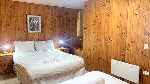 1 bedroom, iron/ironing board, bed sheets - Seeblick 2 - 1BR Lakefront Apartment l Central Location l Off-Street Parking (JINDABYNE)