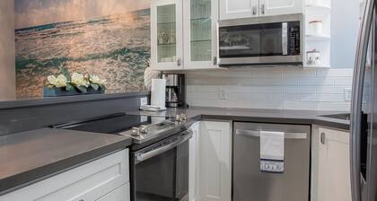 Luxury Lakefront Condo freshly renovated in Gated Community