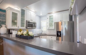 ثلاجة، ميكروويف، فرن، موقد طهي مسطح