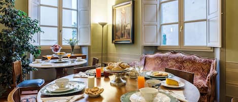 Free daily continental breakfast