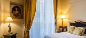 Deluxe-Einzelzimmer, Stadtblick | Individuell eingerichtet, kostenlose Babybetten, kostenloses WLAN