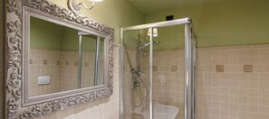 Superior tweepersoonskamer, uitzicht op de stad | Badkamer | Een douche, een regendouche, gratis toiletartikelen, een haardroger