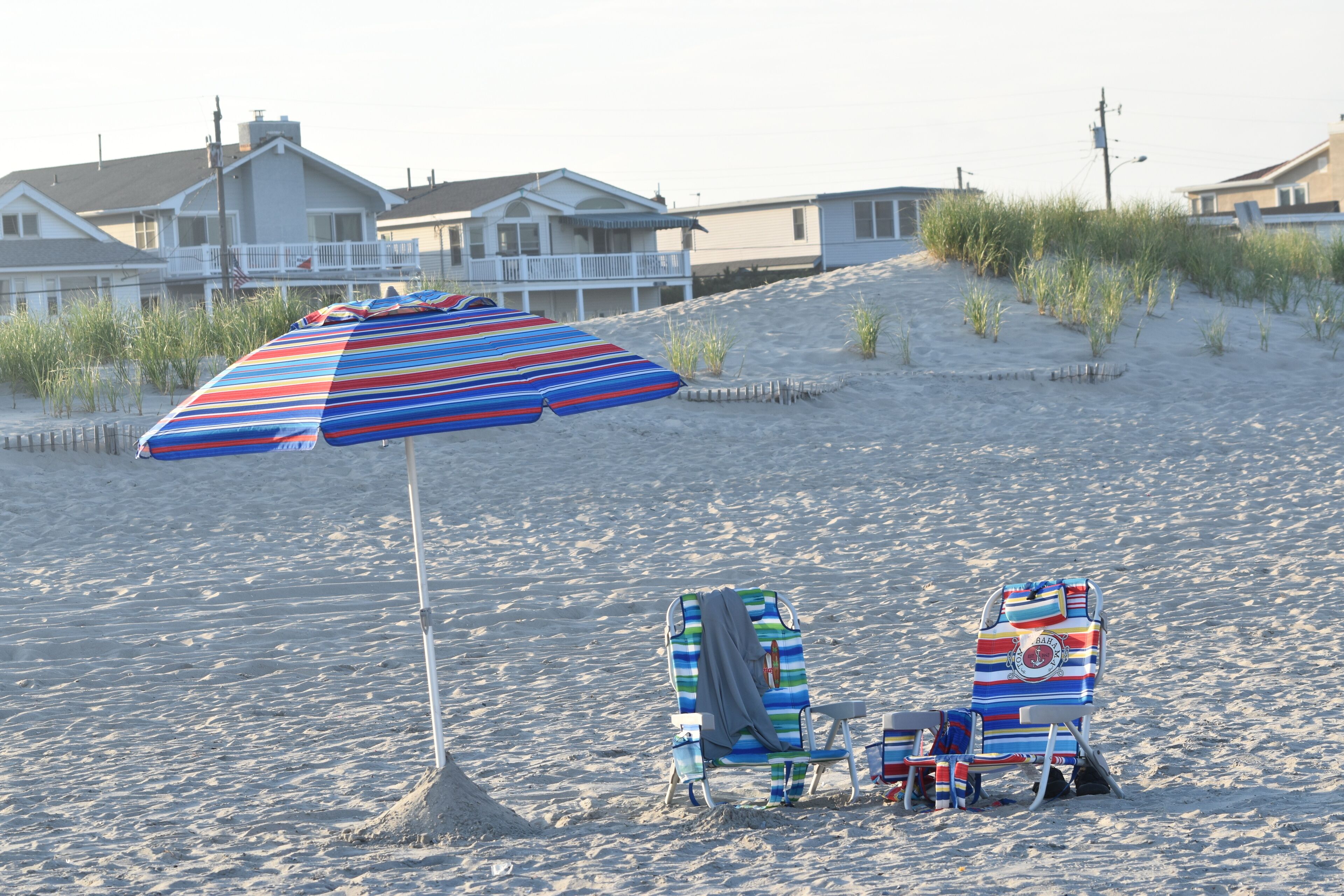 在海滩、沙滩椅