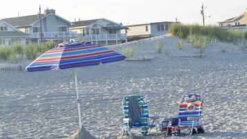 En la playa y camastros