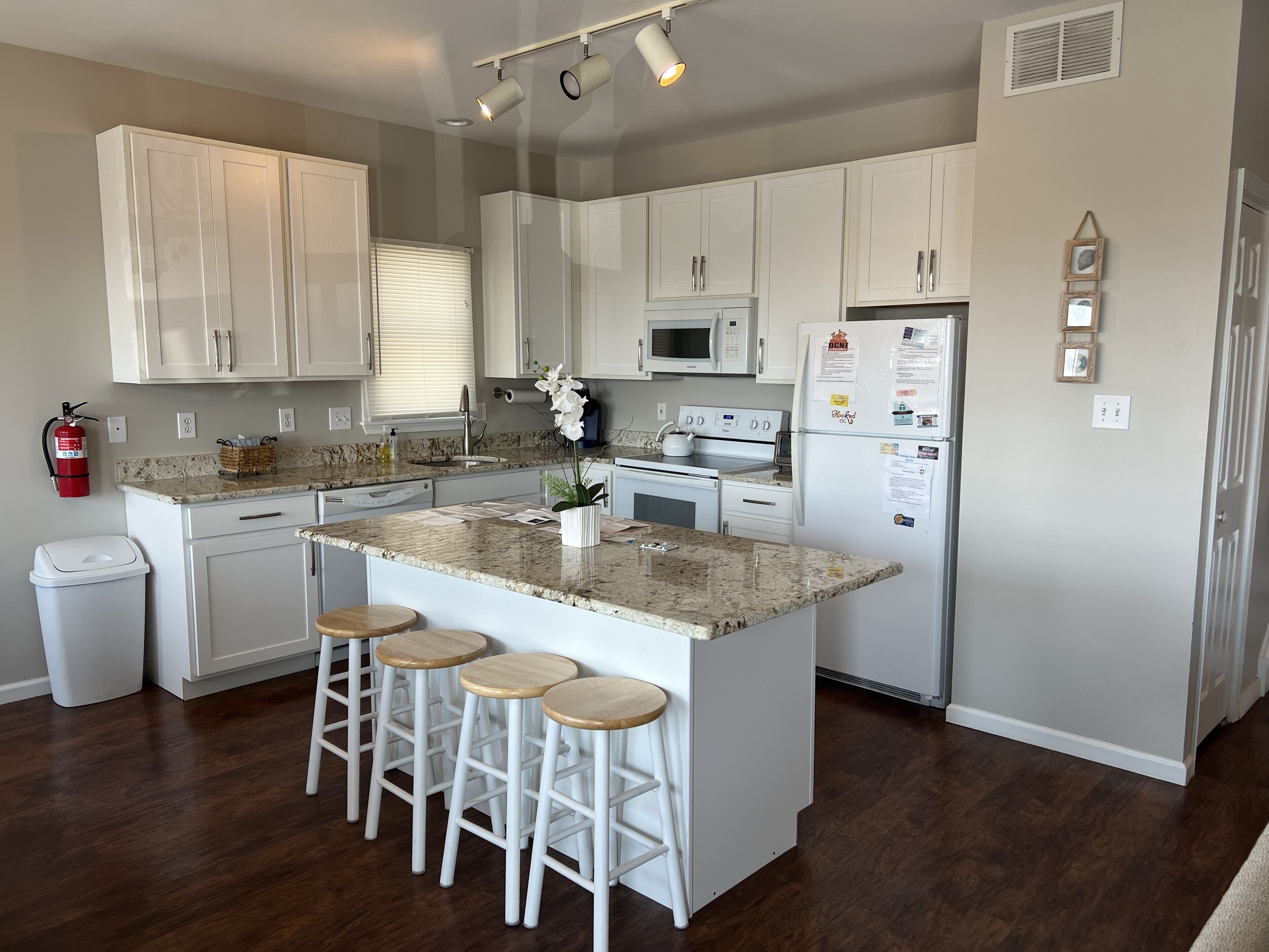 冰箱、微波炉、烤箱、炉灶