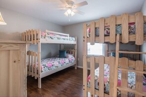 4 habitaciones, tabla de planchar con plancha y acceso a internet 