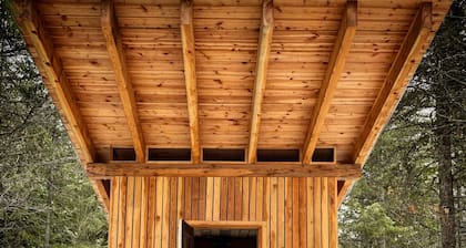 Violet Cabin - Glamping dans les mélÚzes à 25 minutes de Salmon Arm